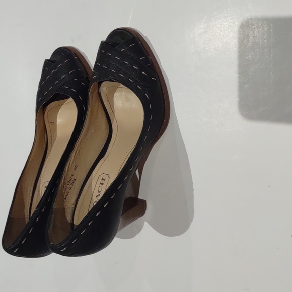 Beautiful genuine leather shoes by Coach - Picture 12 of 12